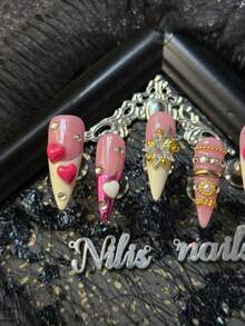 10件套尖头亚克力美甲套装,包含粉色、白色和玫瑰红法式美甲,3D立体心形、金色、银色金属链、珠光钻石、立体星星、雪花等美甲配件,甜美酷炫少女风,Y2K风格美甲套装,非常适合女性和女孩参加主题派对、庆典、日常及情人节使用。套装包含1个迷你指甲锉和1张双面胶标签,也是送给所有女孩的绝佳礼物。 - 粉色 - 查看 5