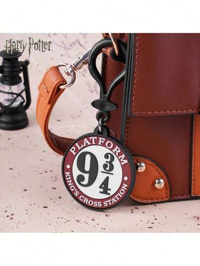 Warner Bros 1PC Harry Potter Official Licensed 9 And 3/4 Platform PVC Keychain Soft Rubber Bag Clip Pendant Decoration Suitable For Keychain Accessories Key Bag Handbag Hanging Ornament Birthday Christmas Party Souvenir Gift