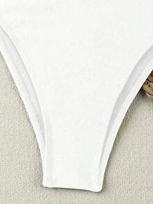Maillot de bain une pièce blanc à col ras-du-cou et décolleté plongeant pour femmes FlowZen, nouvelle collection printemps/été. Design sexy avec boucle métallique et coupe ajourée, style bombshell Y2K. Gaine de maintien type palace, de luxe et Top de gamme. Convient pour le quotidien, les sorties décontractées, les fêtes, les vacances, les rendez-vous, la rue, les performances, l'extérieur, la rentrée, les festivals de musique, la Saint-Valentin, la remise des diplômes, les tenues de soirée, le style bombshell, amincissant et galbant - Blanc - Voir 5
