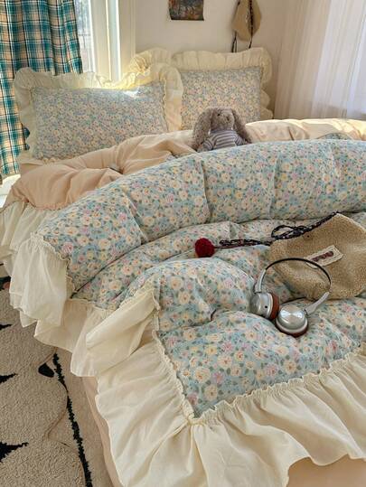 四件套花卉蕾丝床上用品，柔软舒适，透气柔软，四季皆宜。套装包含：1个被套、1个床单、2个枕套（不含填充物），适用于卧室、宿舍、家庭使用，多种尺寸可选。