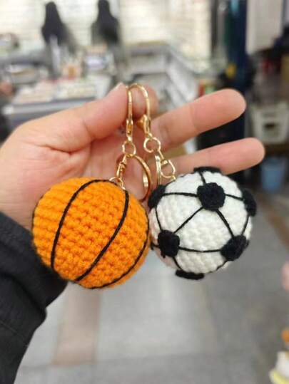 1个足球篮球钥匙扣，包包配饰，手工编织吊坠，精致产品，创意礼物，送给亲朋好友，适合运动爱好者