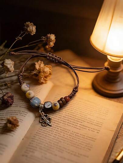 1条男士四叶草可调节手绳，手工编织，适合日常佩戴、旅行、校园装扮，也是送给家人和朋友的节日礼物。