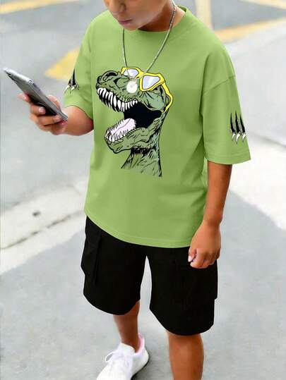 两件套幼儿男童时尚恐龙印花短袖套装，圆领设计，活泼风格，适合日常穿着和休闲运动。