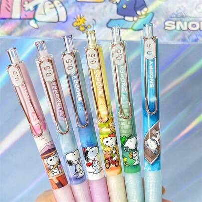  1 chiếc bút chì bấm Snoopy, với họa tiết hoạt hình kinh điển tươi mới và dễ thương, cùng cảm giác cầm nắm nhẹ nhàng và thoải mái. Thiết kế bấm ngòi dễ sử dụng, ngòi bút chắc chắn và không dễ gãy, viết trơn tru. Thích hợp cho học sinh luyện viết thư pháp, vẽ tranh, làm bài tập về nhà hàng ngày, và cả ghi chép văn phòng.