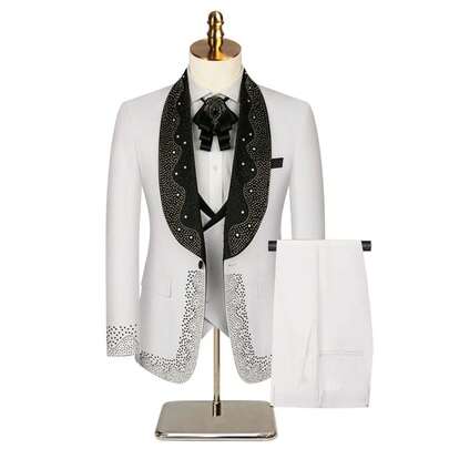Bộ vest cưới nam cao cấp 3 món màu đen với đá pha lê vàng lấp lánh, ve áo choàng, dáng ôm sát, bao gồm áo blazer, áo vest và quần tây - Món quà hoàn hảo cho dạ hội hoặc các sự kiện trang trọng.