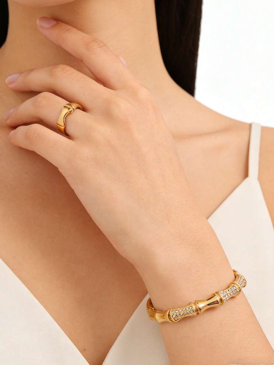 Bộ trang sức vàng 2 món, sang trọng và tinh tế với nhẫn thép không gỉ, hoàn hảo cho những buổi hẹn hò ngọt ngào, các bữa tiệc lễ hội, những chuyến đi lại hàng ngày ở ngoại ô và làm quà tặng đáng yêu. Thiết kế độc đáo với các khớp tre ba chiều, kết hợp cùng vòng tay cũng có các khớp tre đan, bề mặt được xử lý chống thấm nước để chống lại độ ẩm hàng ngày. - Vàng - Xem 1