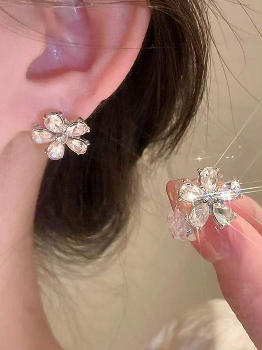 一对可爱甜美优雅百搭小众简约白色花朵耳钉，适合女性日常、节日、派对佩戴 - 花朵 - 查看 1