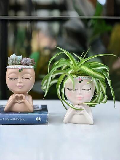 1个心形娃娃花瓶，北欧风格创意绿色植物花瓶，适合家居装饰和办公桌摆放。