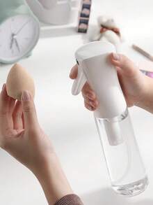 1pc 200ml/300ml/500ml Refillable Fine Mist Spray Bottle With Atomizer Pump, Suitable For Kitchen, Living Room, Bathroom, Garden - Multicolor - View 1