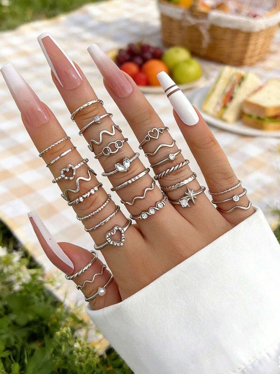 28件套时尚戒指套装，银色简约水钻心形、波浪形和几何图案可叠戴戒指，适合日常佩戴、派对、音乐节和办公场合。 - 銀色 - 查看 1