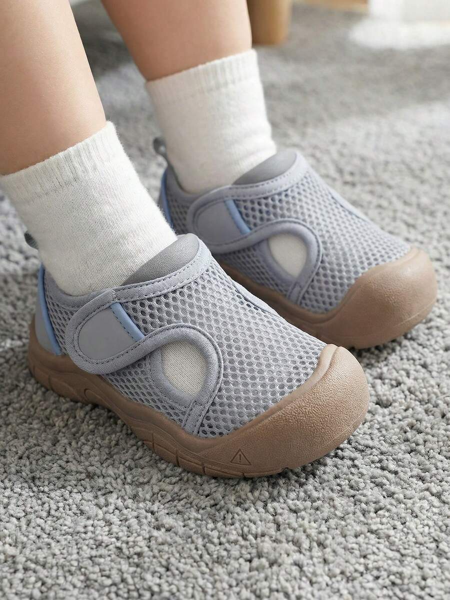 1双儿童/幼儿透气网眼凉鞋，镂空轻便闭趾休闲魔术贴平底沙滩鞋，夏季穿着 - 灰色 - 查看 1