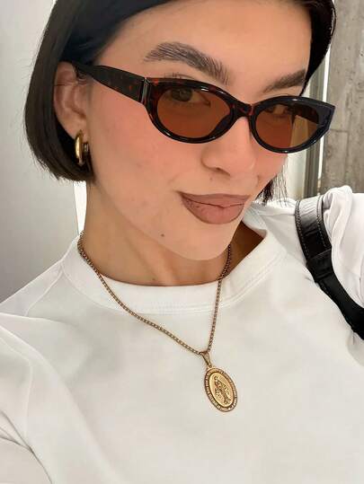 1 pieza Gafas de moda ovaladas retro para mujer con montura de policarbonato de carey y negro, lentes suaves teñidos, adecuadas para vacaciones y salidas, con estuche