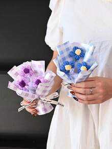 1束创意人造花束，附赠礼品袋，尺寸14厘米 x 11厘米，适合母亲节、情人节、日常场合，可作为礼品赠送。 - 彩色 - 查看 2