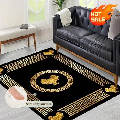 سجادة فاخرة سوداء وذهبية عتيقة | 850 جرام/م² من الأحبال المخملية السميكة، إطار كلاسيكي مكرر مع نقش حيواني ذهبي مركزي مبارك، يعكس الأناقة الأسلوب القصري: مادة مخملية عالية الكثافة، ناعمة وصديقة للبشرة، مع ظهر مطاطي مانع للانزلاق، متين، مقاوم للبهتان، وقابل للغسل في الغسالة، وسهل الصيانة.