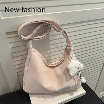 柔软休闲包，饰有可爱云朵吊坠，配有可调节肩带，轻便易携，适合日常使用，简约百搭，购物旅行皆宜。