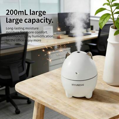  Máy tạo ẩm HYUNDAI DDM-1 hình mèo Dudu hiện đại: Máy tạo ẩm phun sương siêu âm hoạt động êm ái với bình chứa nước dung tích lớn, thiết kế hình mèo dễ thương, nhỏ gọn, thích hợp cho bàn làm việc, phòng trẻ em và văn phòng.