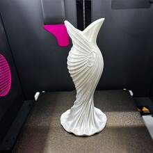 1件優雅塑料3D列印現代極簡白色婚紗花瓶，19.7cm，適用於乾花和人造花，桌面中心裝飾，適合婚禮、週年紀念和母親節禮物 - 婚紗 - 查看 10