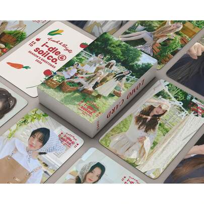 55张KPOP小卡，2026年新年祝福全息照片卡套装。包含Miyeon、Minn!E、Soyeon、Yuqi、Shuhua高清明信片。采用优质闪光膜材质，色彩鲜艳持久不褪色。每张卡片都是收藏级精品。适合墙面装饰、桌面摆放和收藏。标准尺寸，方便收纳。一套包含多种款式。是装饰粉丝墙的完美之选，也是馈赠亲友的绝佳礼物。