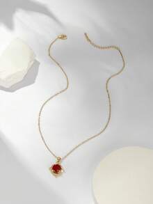 Dây chuyền vàng này được đính những viên kim cương nhỏ, tạo nên vẻ sang trọng. Nó hoàn hảo để đeo hàng ngày và là một món quà tuyệt vời cho những dịp đặc biệt. - Mặt dây chuyền thiên hà đỏ - Xem 3