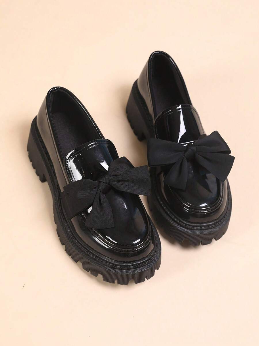 女士漆皮粗跟蝴蝶结乐福鞋，优雅圆头厚底防滑鞋底，休闲正装鞋，适合商务办公及日常穿着。