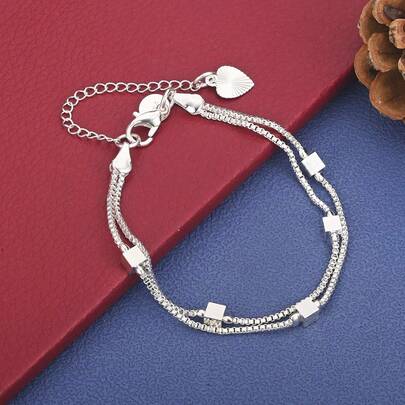 925纯银镀层精致方形手链，时尚迷人，适合女士佩戴，是派对和婚礼的理想配饰。