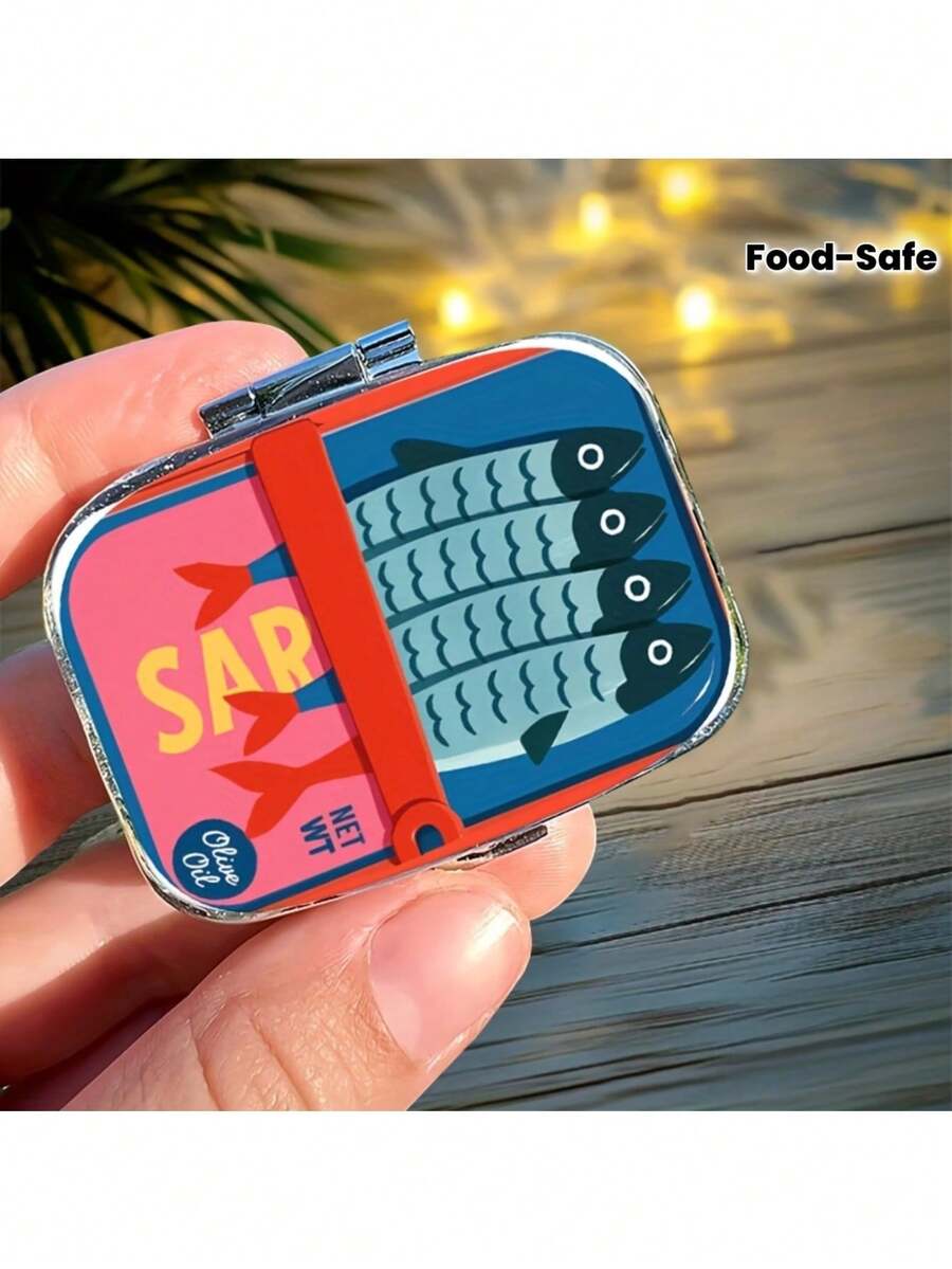 Hộp đựng thuốc hai lớp làm từ nhựa và kim loại, được đóng gói trong hộp cá mòi đóng hộp. Hộp du lịch nhỏ gọn này lý tưởng để đựng thuốc và vitamin, phù hợp cho gia đình, trường học và du lịch. Đây là món quà tuyệt vời dành cho các bậc phụ huynh. - Nhiều màu - Xem 1