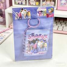 这款2026新款男士团体吊坠笔记本是一款热门的漫画、卡通和动漫周边产品。它采用极具美感的吊坠设计，内页光滑易写，轻巧便携。 - 彩色 - 查看 4