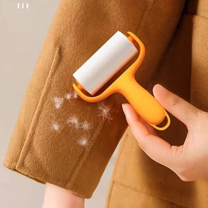 一套简约纯色便携式粘毛滚筒套装，塑料手柄和粘纸材质，强力粘性宠物毛发去除器，可重复使用的手柄配3个替换滚筒，适用于衣物、沙发、地毯、汽车座椅，是送给宠物主人的绝佳礼物，也是新年和情人节的实用礼物。