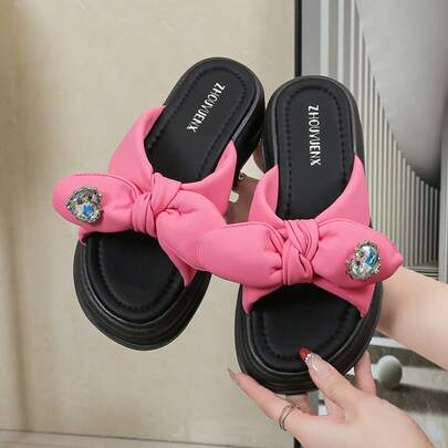 1双女童平底拖鞋，适合日常穿着