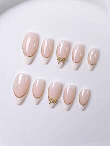 10片手工法式短款美甲贴纸。这款人造指甲套装包含白色、粉色、金色、蓝色和黄色等多种款式，风格可爱甜美。每片指甲贴纸都饰有手绘藤蔓图案，蜿蜒于金属质感的法式边缘，并点缀着金色和钻石蝴蝶结。套装内含全套美甲工具，适合女士和女孩使用，杏仁形设计方便粘贴。 - 白色 - 查看 5