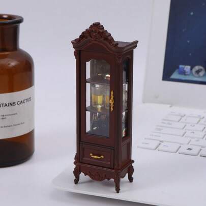 1 chiếc tủ rượu mini kiểu cổ điển - Kệ đựng đồ nhà mini thanh lịch với mái vòm, màu nâu, phù hợp với nhà thu nhỏ tỷ lệ 1:12 (đồ thu nhỏ, trưng bày) - Lựa chọn lý tưởng cho người sưu tầm đồ nội thất và trang trí lịch sử, trang trí phòng khách, thiết kế cổ điển, tay nghề tinh xảo, vật dụng trang trí, cần thiết cho người đam mê thủ công, phụ kiện nhà búp bê, tủ rượu mini sang trọng thu nhỏ, đồ nội thất nhà búp bê, đồ chơi đóng vai