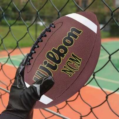 1 Stück Standard American Football, für Training und Freizeitspiel Outdoor, Größe 9 Rugger, rutschfest und langanhaltend mit präziser Naht, einfach zu handhaben in verschiedenen Situationen, ideales Geschenk für Sportbegeisterte | Geeignet für den Spieltag | strukturierte Oberfläche, tolles Geburtstagsgeschenk für Familie/Freunde, Mannschaftssport, Outdoor-Aktivitäten, Gruppensport, Familienzusammenkünfte, Firmenzusammenarbeit, Geschenke für Männer, Freundesgeschenke, personalisierte Geschenke