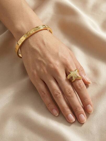 2/1pc Golden Jewelry Set, Coastal-Inspired And Elegant Stainless Steel Bangle And Ring, Perfect For Dating Occasions, Vibrant Party Gatherings, Daily Commuting Routines, And Thoughtful Gifting, Featuring A Textured Starfish Open Ring, Paired With A Matching Open Bangle With Starfish And Shell Accents, Hammered Metal Surface For A Natural Matte Luster, Smooth Polished Inner Edges To Prevent Skin Friction