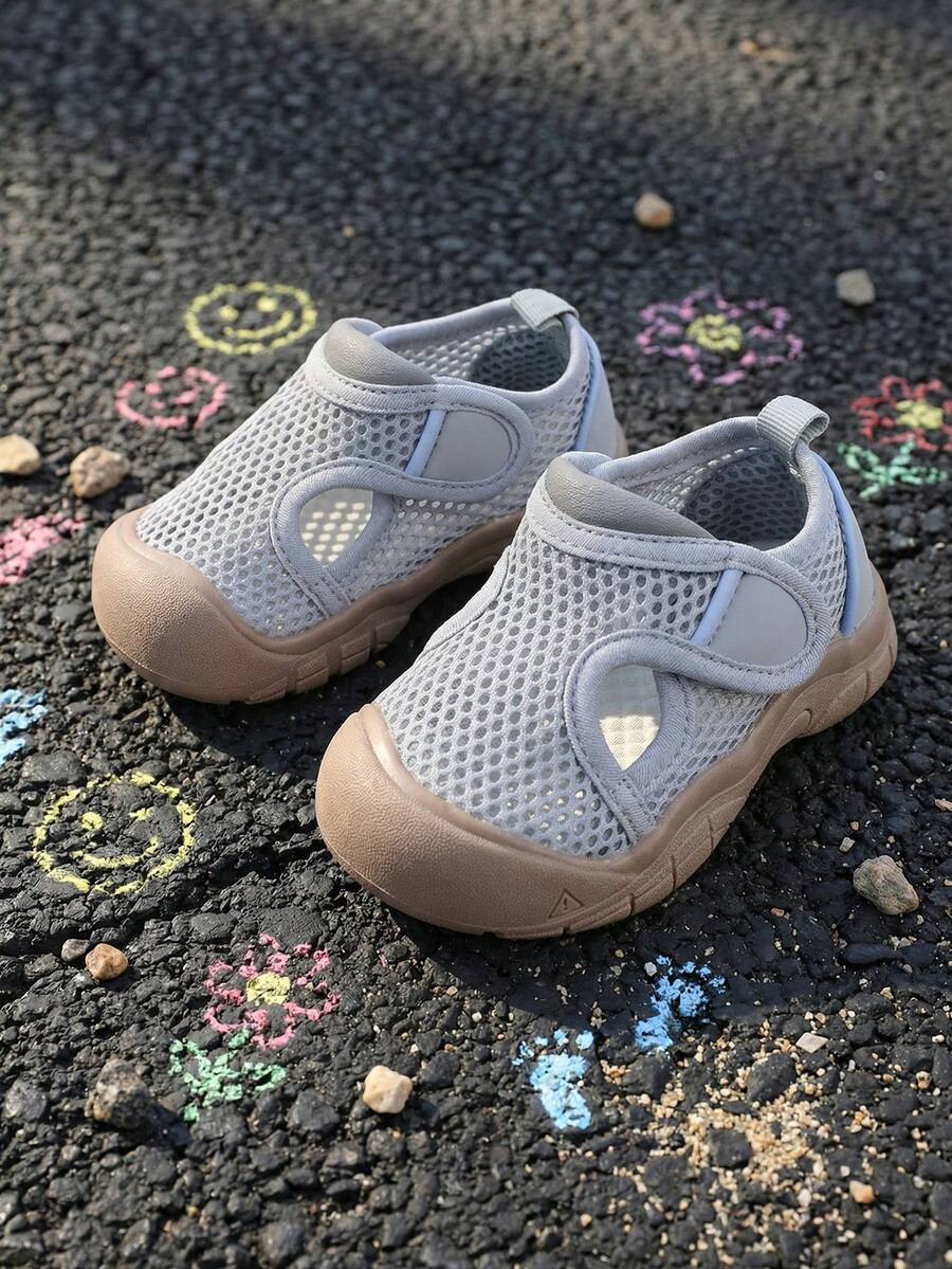 1 par de sandalias de malla gris para niños, diseño de punta redonda con suela blanda y doble cierre de , sandalias cómodas y transpirables, ligeras y con diseño hueco para niños y niñas, adecuadas para actividades diarias al aire libre, vacaciones en la playa, uso en el hogar y la escuela - Gris - Ver 1