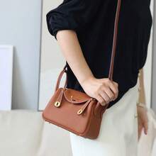 New Women's Handbag Made Of Genuine Leather With A High-End Feel, Crafted From Top-Layer Cowhide, Suitable Both Hand-Carrying And Shoulder-Carrying.It's A Niche, Large-Capacity, Simple And Stylish Bag Commuting, Offering A Of Light Luxury And Sophistication Women - 亞麻藍[金扣] - 查看 4