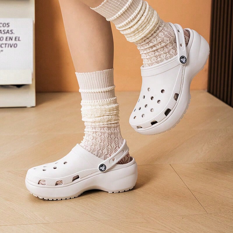 Crocs 女士镂空木屐户外沙滩凉鞋，时尚休闲拖鞋 - 白色 - 查看 1