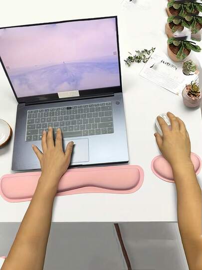 2 件装键盘腕托，符合人体工学的鼠标垫，带腕托，采用记忆海绵材质，底部防滑橡胶设计，是打字和缓解手腕压力的理想之选，适用于家用电脑和笔记本电脑，也可用于办公室和家庭使用。可作为毕业季纪念品、母亲节、返校季、春季、复活节、独立日、婚礼季、教师节等场合的礼物。