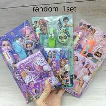 Hasbro K-Pop 女巫猎人文具套装，包含 1 个笔记本、1 支彩色圆珠笔、1 支荧光笔、1 卷修正带，适合作为派对礼物、生日礼物、儿童礼物、复活节礼物、返校礼物（图片所示为随机套装） - 彩色 - 查看 5