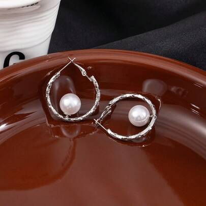 一对优雅仿珍珠镶嵌C形耳环，时尚奢华女士耳环