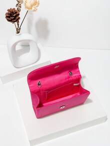 这款晚宴包容量适中，可容纳手机、钱包和化妆品等物品。手提设计方便携带。仿麂皮材质和可伸缩手柄赋予其简约优雅的风格，适合正式晚宴、公司盛会和重要商务场合，彰显佩戴者的优雅气质。这款包可作为手提包、手拿包、单肩包或婚礼包使用，搭配晚礼服和高跟鞋，更显优雅风范。 - 玫紅色 - 查看 7