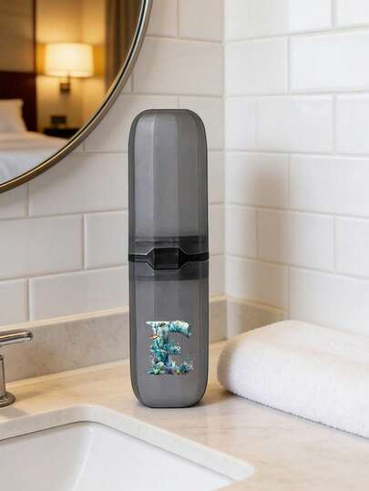 1个便携式旅行牙刷盒，饰有海洋字母A-Z，包含小巧的牙刷架和旅行杯，牙刷和洗漱用品收纳套装，旅行牙膏容器，便携式牙膏收纳盒，简约洗漱用品收纳盒，旅行必备，浴室配件，家居用品，适合旅行、露营、商务旅行、返校，是理想的生日礼物、派对礼物、返校礼物、夏季礼物。