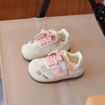 1双婴儿运动鞋，甜美活泼，透气网眼材质避免闷热，系带+魔术贴双重固定设计方便穿脱，强力防滑鞋底，稳固耐磨，适合幼儿行走和外出，让宝宝自由奔跑。