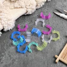 Clips portacarretes de hilo de coser, clips de carretes de hilo de coser de colores, evitan que los extremos del hilo se aflojen, sin hilos sueltos ni extremos de carretes, protector de carretes, se ajusta a todos los tamaños de carretes comunes - La función de bloqueo ayuda a mantener los extremos del hilo ordenados y limpios (color aleatorio) - Multicolor - Ver 6