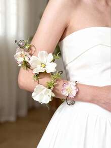 1 pieza Muñequera floral de hadas hecha a mano - Brazalete de flores blancas y rosas, corsage de muñeca bohemio para damas de honor, bodas de jardín y disfraces de festivales - Blanco - Ver 2