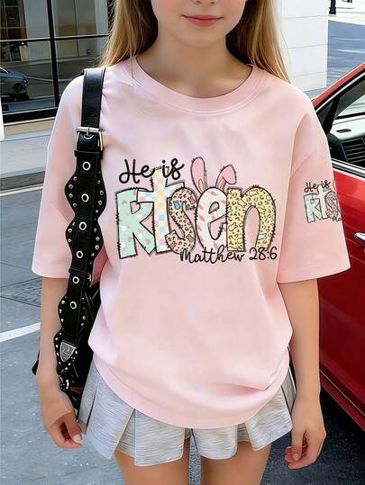 少女款“他已复活 马太福音 28:6”卡通兔子印花T恤，适合复活节假期、休闲、街头风，夏季时尚百搭。理想的复活节礼物，庆祝复活节的完美装扮！