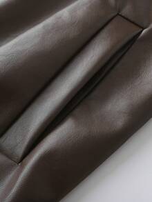 一件男士棕色翻领纽扣PU皮夹克，采用柔软抗皱仿羊皮面料，休闲复古机车夹克，适合日常通勤、户外活动和摩托车骑行。 - 棕色 - 查看 10