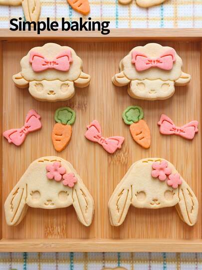 一套可爱的小绵羊和小兔子饼干模具，包含小羊、兔子、胡萝卜和蝴蝶结图案。这款易于使用的饼干模具可用于制作饼干，也是生日礼物、糕点制作工具和蛋糕装饰工具的理想之选。