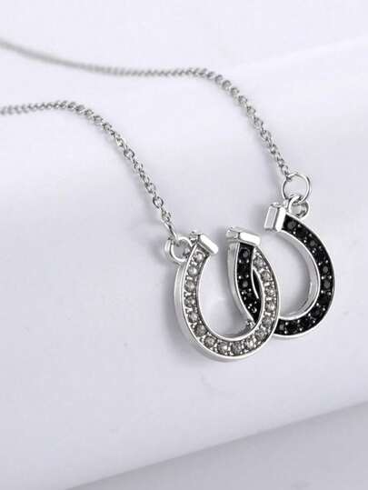 1 pieza Nuevo collar de moda versátil con colgante en forma de herradura de cristal de imitación en blanco y negro, collar de pareja de uso diario casual en blanco y negro