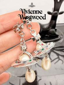 Vivienne Westwood Bông tai hình giọt nước đính ngọc trai hình sao Thổ, chất liệu bạc, đồng thau, đính đá lấp lánh. - Bạc - Xem 5