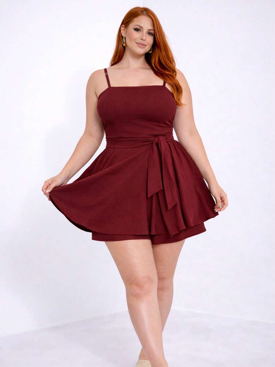 Women's Plus Size Romper With Ruffle Detail, Thin Straps, Defined Waist, Premium Duna Fabric With Elastic – Casual And Elegant - 酒紅色 - 查看 1